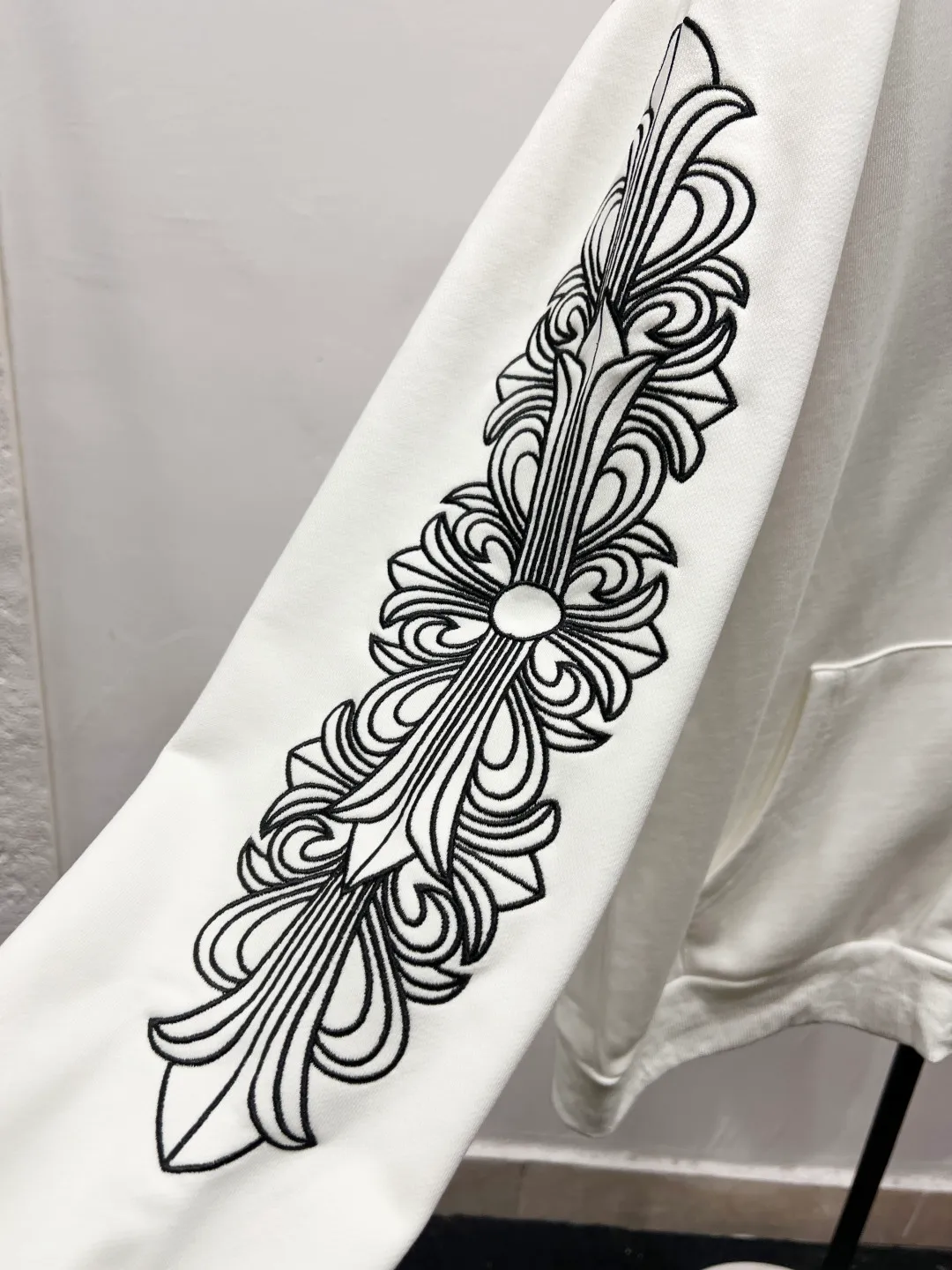 P320 Luxury 𝐂𝐡𝐫𝐨𝐦𝐞 𝐇𝐞𝐚𝐫𝐭𝐬/Cro Xin 2025 Pearl Cross Fully Embroidered New Original Counter High Street Style Jacket Top Version! Customized 420g heavyweight pure cotton fabric! High street style pearl cross all over embroidery + complex pattern embroidery on the sleeves + all embroidery is covered with rubber! Top products from the counter. The upper body is comfortable and textured. It has a low-key luxury feel. The outfit shows high-end taste. The large-cut tailoring is neat and elegant. The sophistication of the upper body is directly impressive👍High-end materials. High-quality cotton materials are selected✂️Outstanding quality. Special processing technology makes the body shape crisp and skin-friendly! No matter your figure, your upper body can instantly become a fashion icon, full of luxury. Accessories: Original molded leather collar label, authentic original hangtag + matching sling + 3D hanging beads + original packaging bag. Craftsmanship: The original version has consistent wiring! Detailed alignment process, highest degree of restoration! Multiple pattern making and debugging, 100% replica of the authentic quality! The correct version is the same for men and women. It is eye-catching, looks great and has full aura! Size: S M L Color: White Black